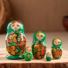 Матрёшка дерево «Божья коровка», зелёное платье, 5 кукольная, 10-12 см Матрёшка дерево «Божья коровка», зелёное платье, 5 кукольная, 10-12 см